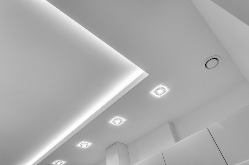 Wymiana tradycyjnych żarówek na żarówki LED to jeden ze sposobów oszczędności energii elektrycznej /123RF/PICSEL /123RF/PICSEL
