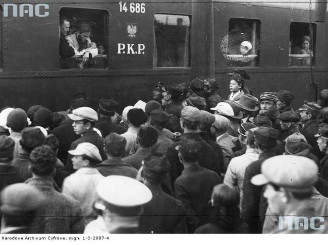 Wymiana więźniów politycznych na stacji w Stołpcach (rok 1932) /Z archiwum Narodowego Archiwum Cyfrowego