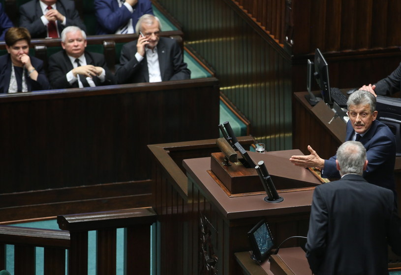 Wymiana zdań między posłem Prawa i Sprawiedliwości Stanisławem Piotrowiczem a posłem Platformy Obywatelskiej Rafalem Grupińskim /Rafał Guz /PAP