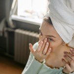 Wymieszaj olej kokosowy z fusami i nałóż wieczorem pod oczy. Efekt rano będzie zaskoczeniem