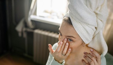 Wymieszaj olej kokosowy z fusami i nałóż wieczorem pod oczy. Efekt rano będzie zaskoczeniem