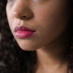 kosmetyki do makijażu Wymodeluj pełniejsze usta bez konturówki. Trik z cieniem i rozświetlaczem