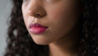 Wymodeluj pełniejsze usta bez konturówki. Trik z cieniem i rozświetlaczem