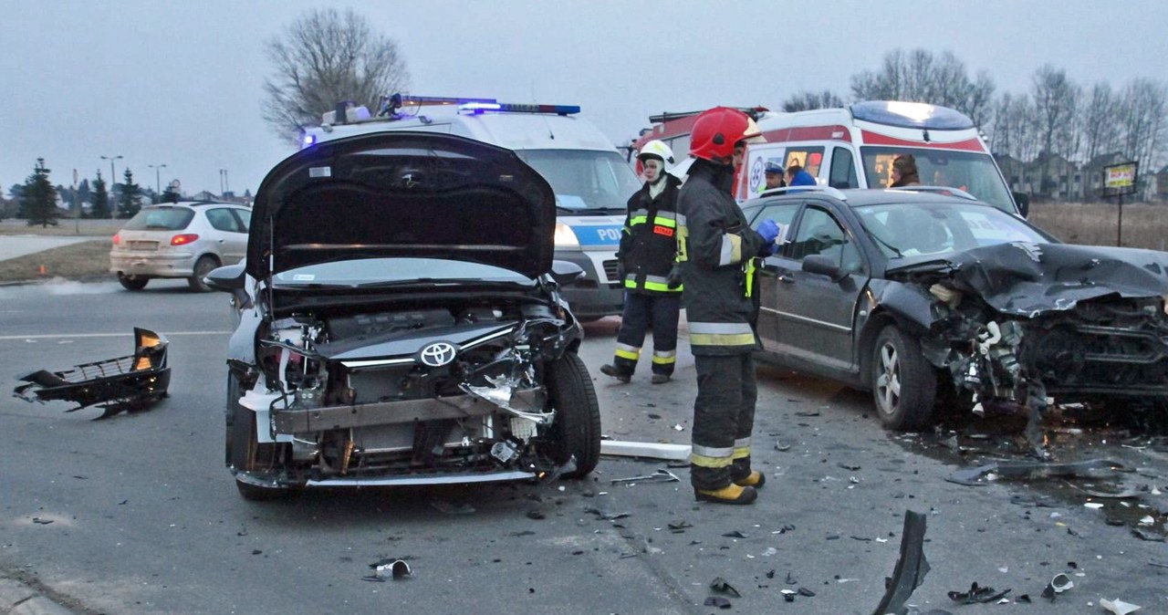 Wymuszenie pierwszeństwa to jedna z częstrzych przyczyn wypadków, a wielu kierowcom szczególny problem sprawiają skrzyżowania z pierwszeństwem łamanym /Jarosław Jakubczak / Polska Press /East News