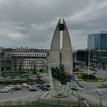 „Wymyć”, „zdekomunizować”, „bronić”: Kandydaci na prezydenta Rzeszowa o słynnym pomniku Czynu Rewolucyjnego
