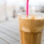 Wymyślił ją Grek, a pije cały świat. To najlepsza kawa na upały 