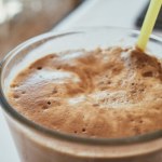 Wymyślił ją przypadkowo pewien Grek, dziś pije cały świat. Najlepsza kawa na upały