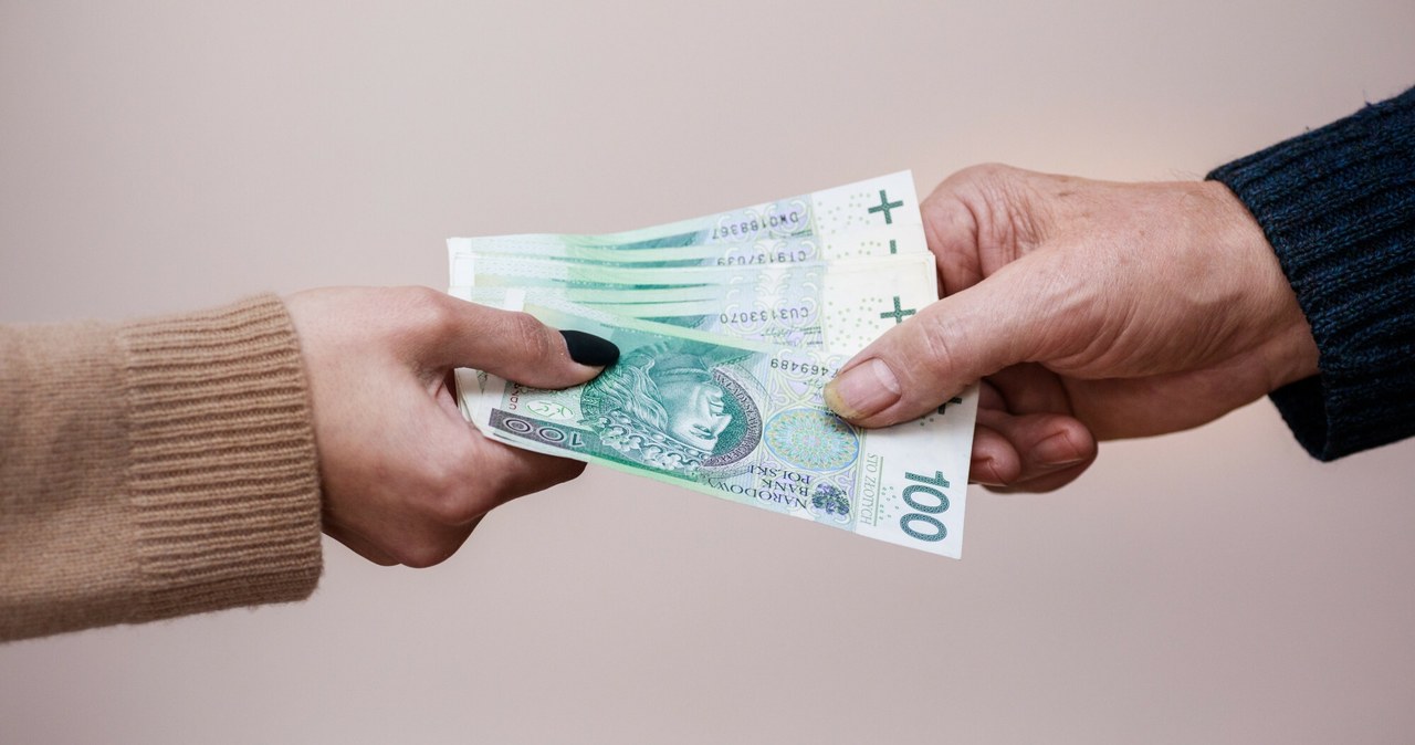 Wynagrodzenie musi wpływać na konto najpóźniej do 10. dnia każdego miesiąca. /ARKADIUSZ ZIOLEK /East News