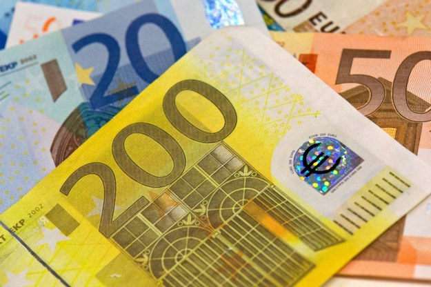 Wynagrodzenie osób obejmujących niektóre posady w Brukseli może sięgać miesięcznie nawet 21 tysięcy euro /BORIS ROESSLER   /PAP/EPA