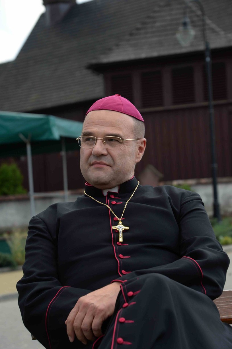 Wyniesienie do godności biskupa najwyraźniej nie odejmie trosk księdzu Koziołowi (Cezary Żak) /Sobieszczuk /materiały prasowe