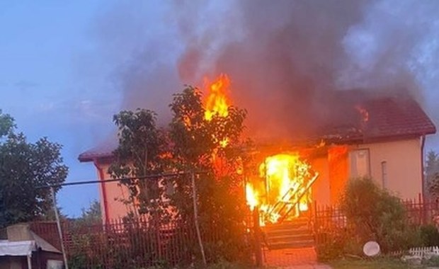 Wynieśli 96-latkę z płonącego domu