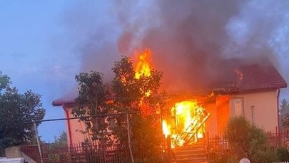 Wynieśli 96-latkę z płonącego domu