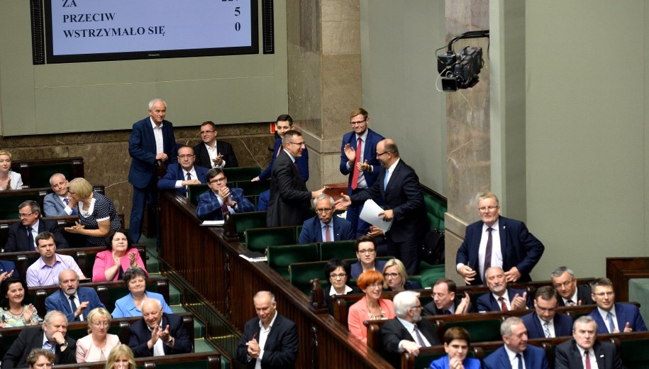 Wynik głosowania w Sejmie /Jacek Turczyk /PAP