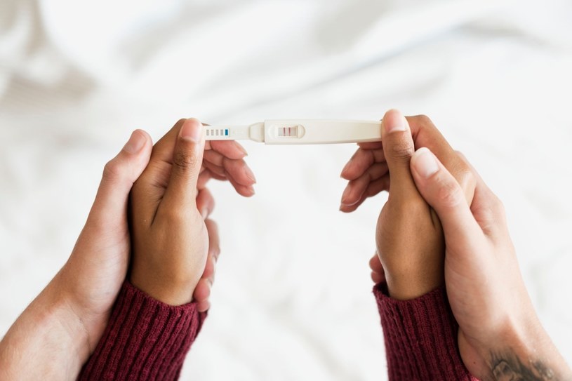 Wynik płytkowego testu ciążowego w bardzo wczesnej fazie ciąży często bywa mylący /123RF/PICSEL