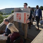 Wynosili pudła z rzeczami, a nawet krzesła. Exodus z Pentagonu