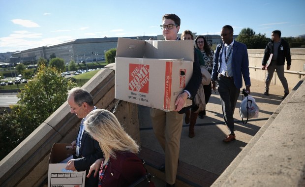 Wynosili pudła z rzeczami, a nawet krzesła. Exodus z Pentagonu