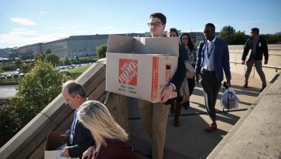 Wynosili pudła z rzeczami, a nawet krzesła. Exodus z Pentagonu