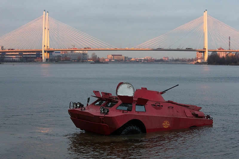 Wynurzający się z Newy czerwony transporter taxi... /Gazeta.ru /materiały prasowe