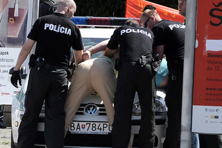 Wyobrażacie sobie te nagłówki : "Dziennikarze INTERIA.PL ofiarami brutalności słowackiej policji" /AFP