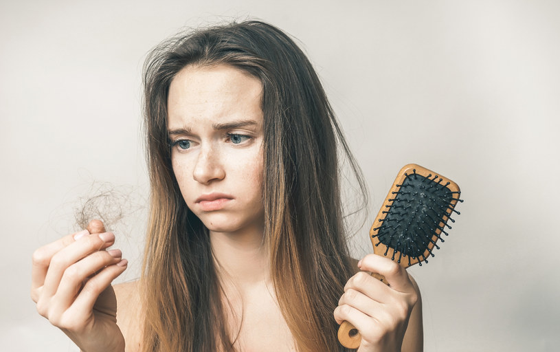 Wypadanie włosów może być objawem choroby /123RF/PICSEL