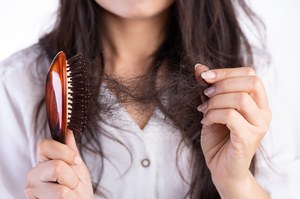 Wypadanie włosów świadczy o niedoborach. Cynk, żelazo i biotyna – najważniejsze trio dla włosów 