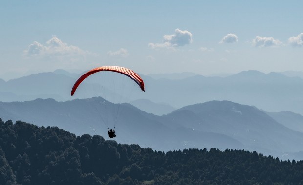 Wypadek 86-letniego paralotniarza. Senior trafił do szpitala 