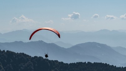 Wypadek 86-letniego paralotniarza. Senior trafił do szpitala 