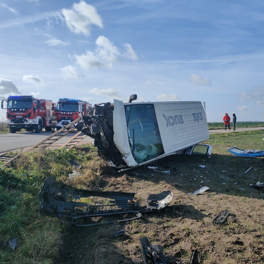 Wypadek auta osobowego i dostawczego /KP PSP w Brzezinach /