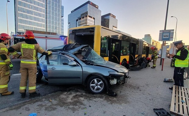 Wypadek autobusu i osobówki w Warszawie. Nie żyje 1 osoba, są ranni