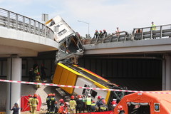 Wypadek autobusu miejskiego w Warszawie. Spadł z wiaduktu