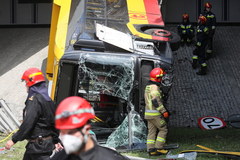 Wypadek autobusu miejskiego w Warszawie. Spadł z wiaduktu