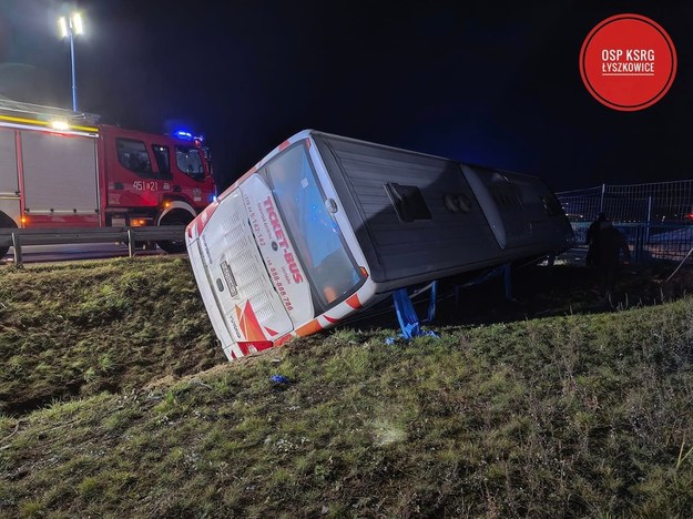 Wypadek autobusu na A2. /Tymoteusz Rykała, OSP KSRG Łyszkowice  /