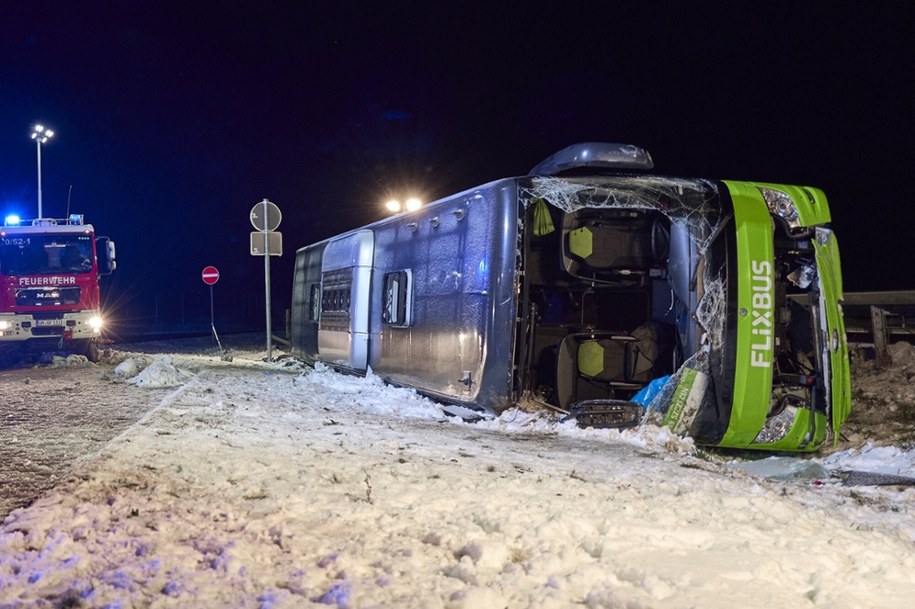 Wypadek autobusu na autostradzie A11 /MICHAEL UKAS/AFP /East News