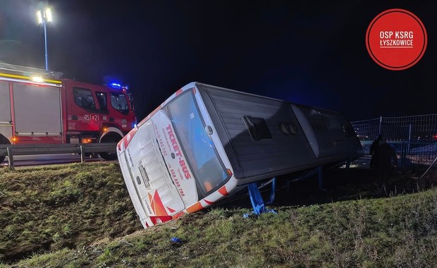 Wypadek autobusu na autostradzie A2 pod Łodzią. 5 osób rannych