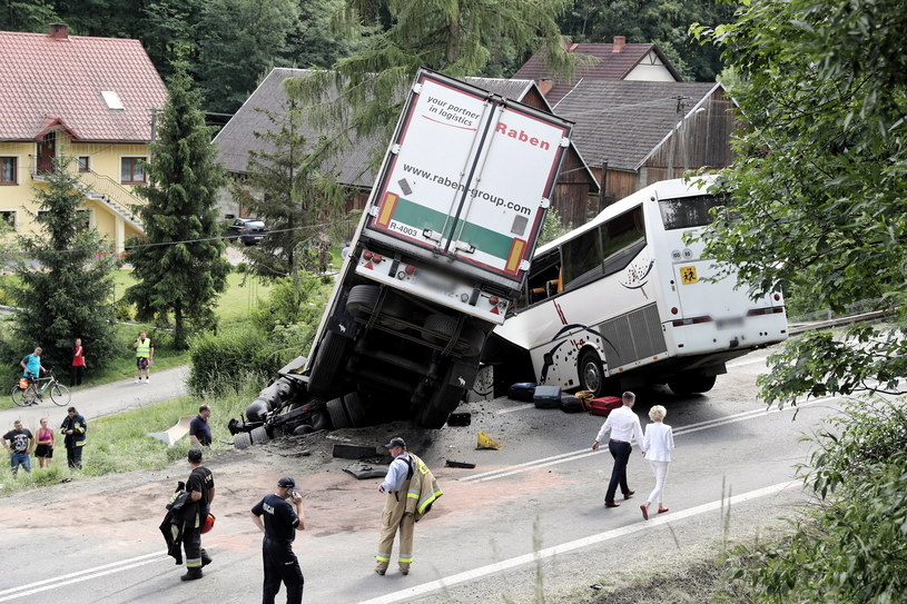 Wypadek autobusu na zakopiance w miejscowości Tenczyn, 8 bm. 40 osób, w tym 18 dzieci, zostało rannych w zderzeniu autobusu i pojazdu ciężarowego / 	Grzegorz Momot    /PAP