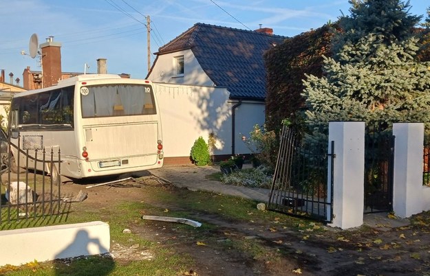 Wypadek autobusu szkolnego w Górze /KPP w Górze /Policja