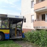 Wypadek autobusu w Płocku: Pojazd uderzył w budynek [ZDJĘCIA]