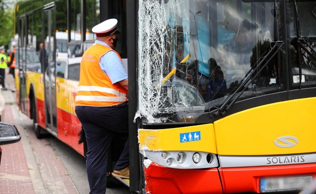 Wypadek autobusu w Warszawie: 25-letni kierowca z zarzutami. Amfetaminę zażył kilka dni wcześniej