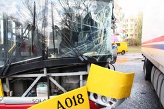 Wypadek autobusu w Warszawie. Pasażer wypadł przez okno 