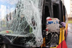 Wypadek autobusu w Warszawie. Pasażer wypadł przez okno 