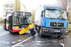 Wypadek autobusu w Warszawie. Pasażer wypadł przez okno 