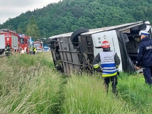 Wypadek autobusu wycieczkowego z dziećmi. Są ranni