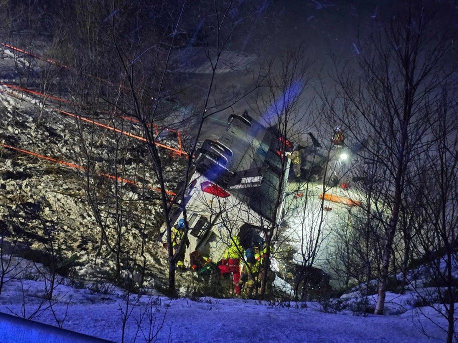 Wypadek autokaru w Norwegii /MARIUS BIRKELAND/AFP /East News