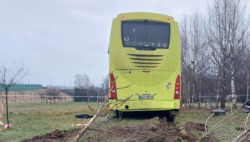 Wypadek autokaru w Rzeszowie. Pojazd "przeleciał" przez rondo