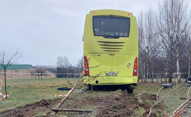 Wypadek autokaru w Rzeszowie. Pojazd "przeleciał" przez rondo
