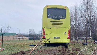 Wypadek autokaru w Rzeszowie. Pojazd "przeleciał" przez rondo