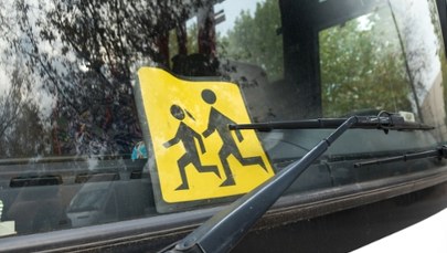 Wypadek autokaru z dziećmi w Mazowieckiem. Rowerzysta trafił do szpitala