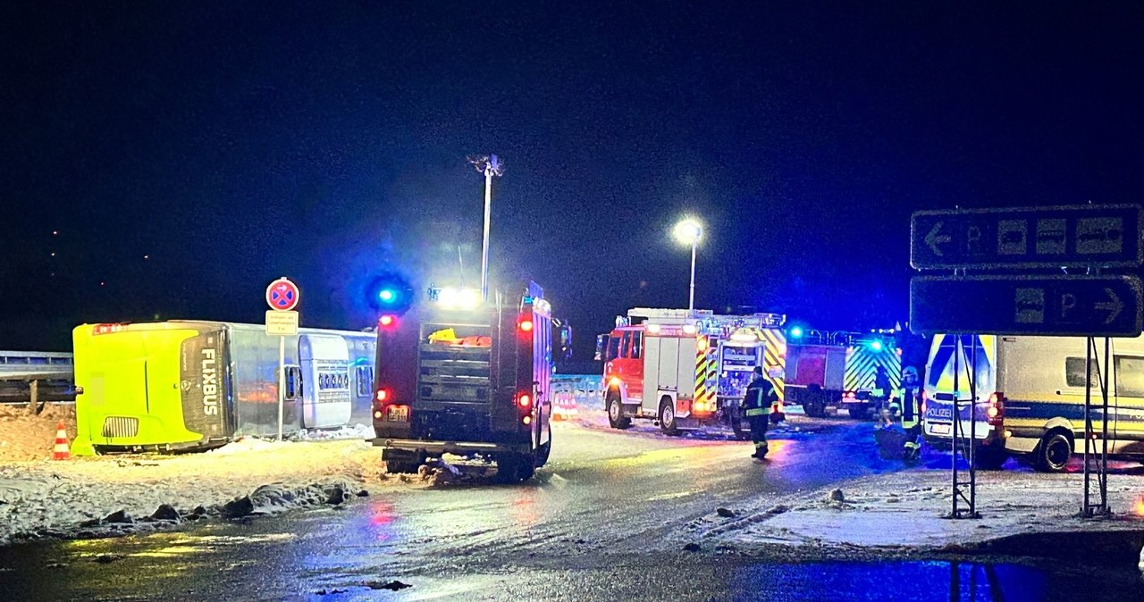 Wypadek busa na autostradzie A11 w Niemczech