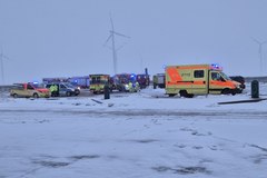 Wypadek busa na autostradzie A11 w Niemczech