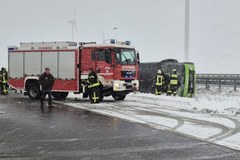 Wypadek busa na autostradzie A11 w Niemczech